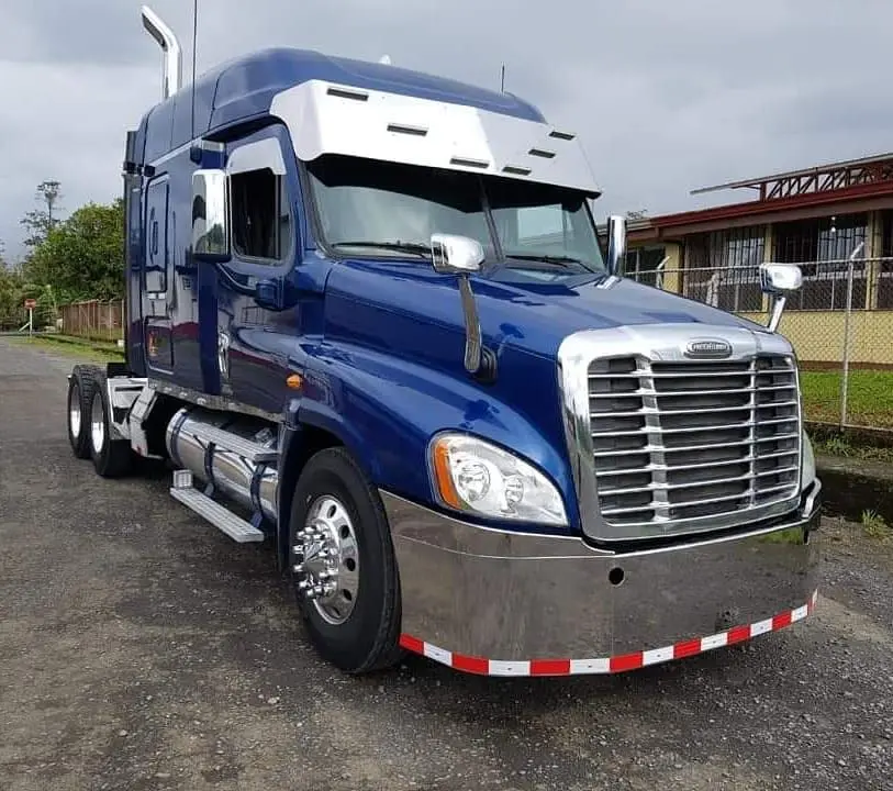 کشنده سنگین Freightliner Cascadia در حال حرکت بر روی جاده