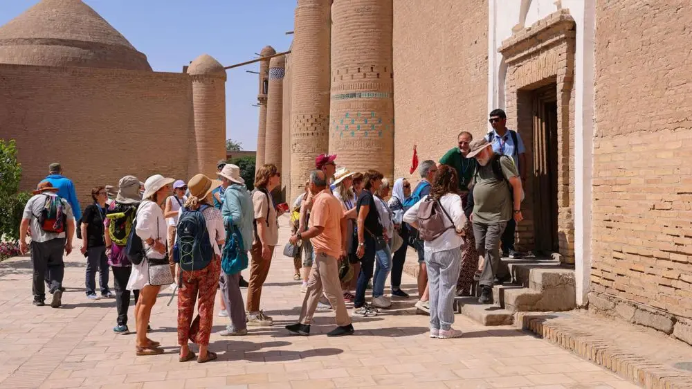 گردشگران خارجی در حال خرید سوغات در بازار سنتی