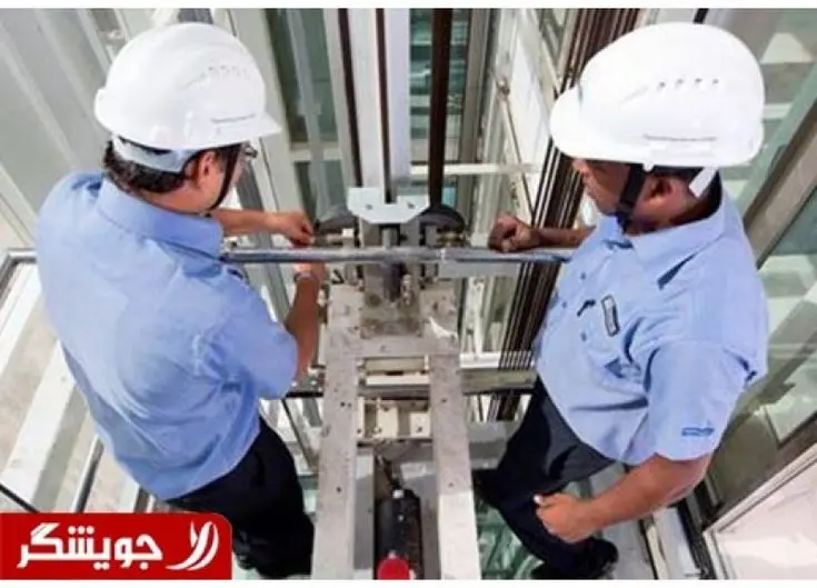 دانشجوی دوره تعمیر آسانسور در حال کار با قطعات الکترونیکی