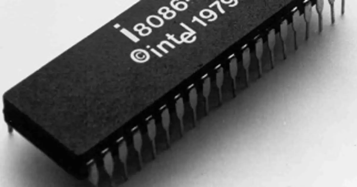 نمونه پردازنده‌های مختلف اینتل و AMD در کنار یکدیگر