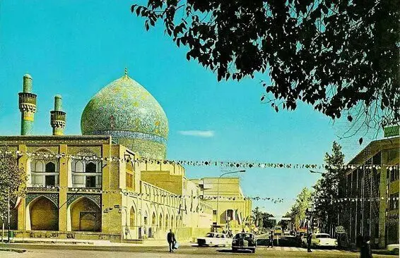 تزیینات گچبری و کاشیکاری در ایوان شاه عباسی کاخ چهلستون