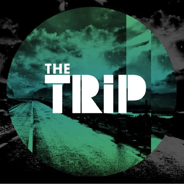 یک جفت در حال پیادهروی در یک خیابان زیبا با معماری سنتی