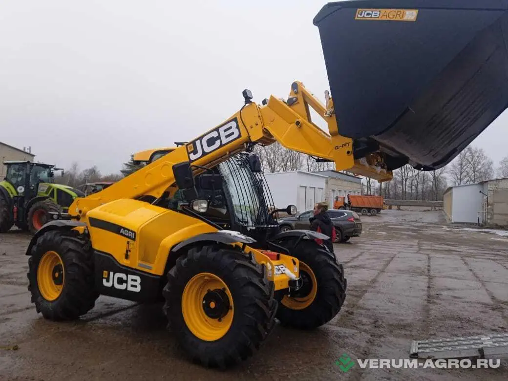 یک لودر JCB در حال بارگیری مواد در مزرعه