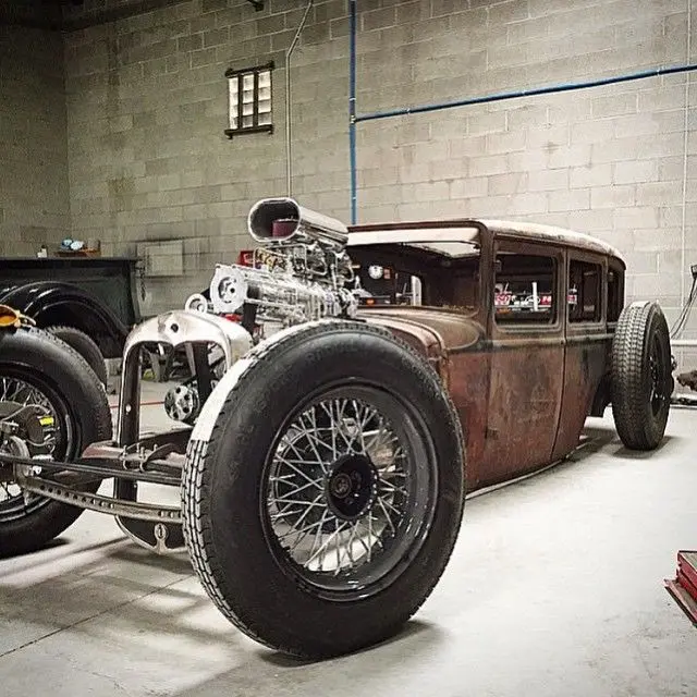 یک نمونه هنری از Rat Rod با طراحی خلاقانه و استفاده از رنگهای روشن