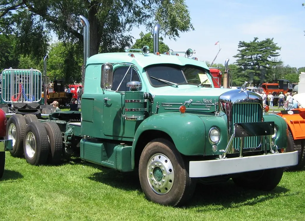 کامیون Mack در یک نمایشگاه خودرو کلاسیک