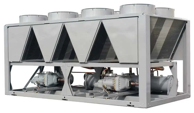 چیلر صنعتی در حال کار در یک کارخانه