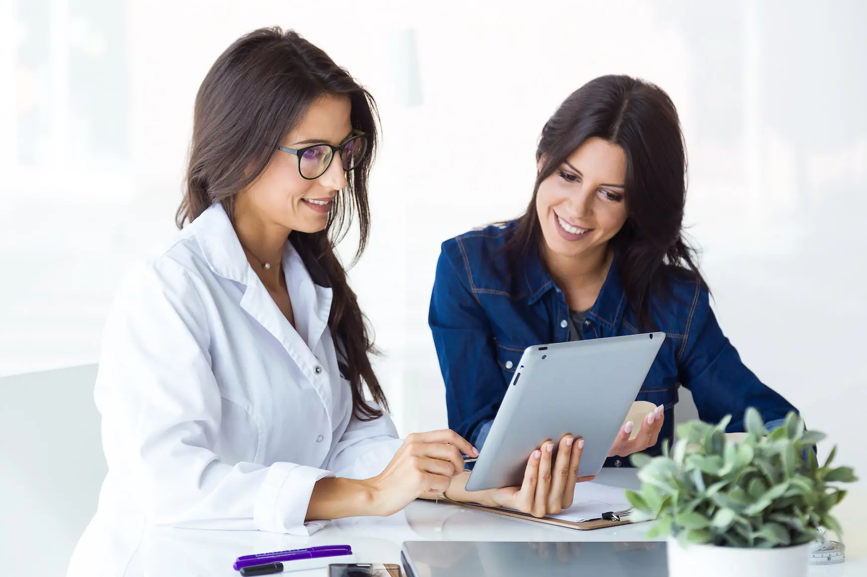 یک پزشک در حال بررسی نتایج آزمایشات برای مشاوره پزشکی آنلاین