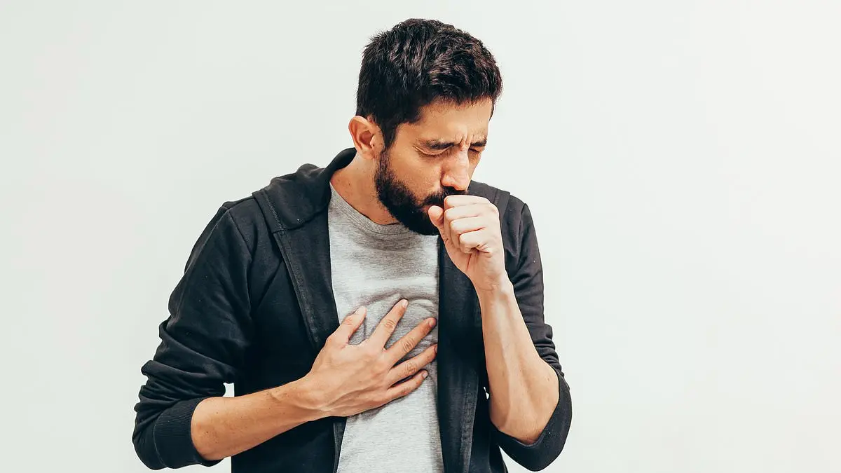 یک پزشک در حال بررسی بیمار با استتوسکوپ