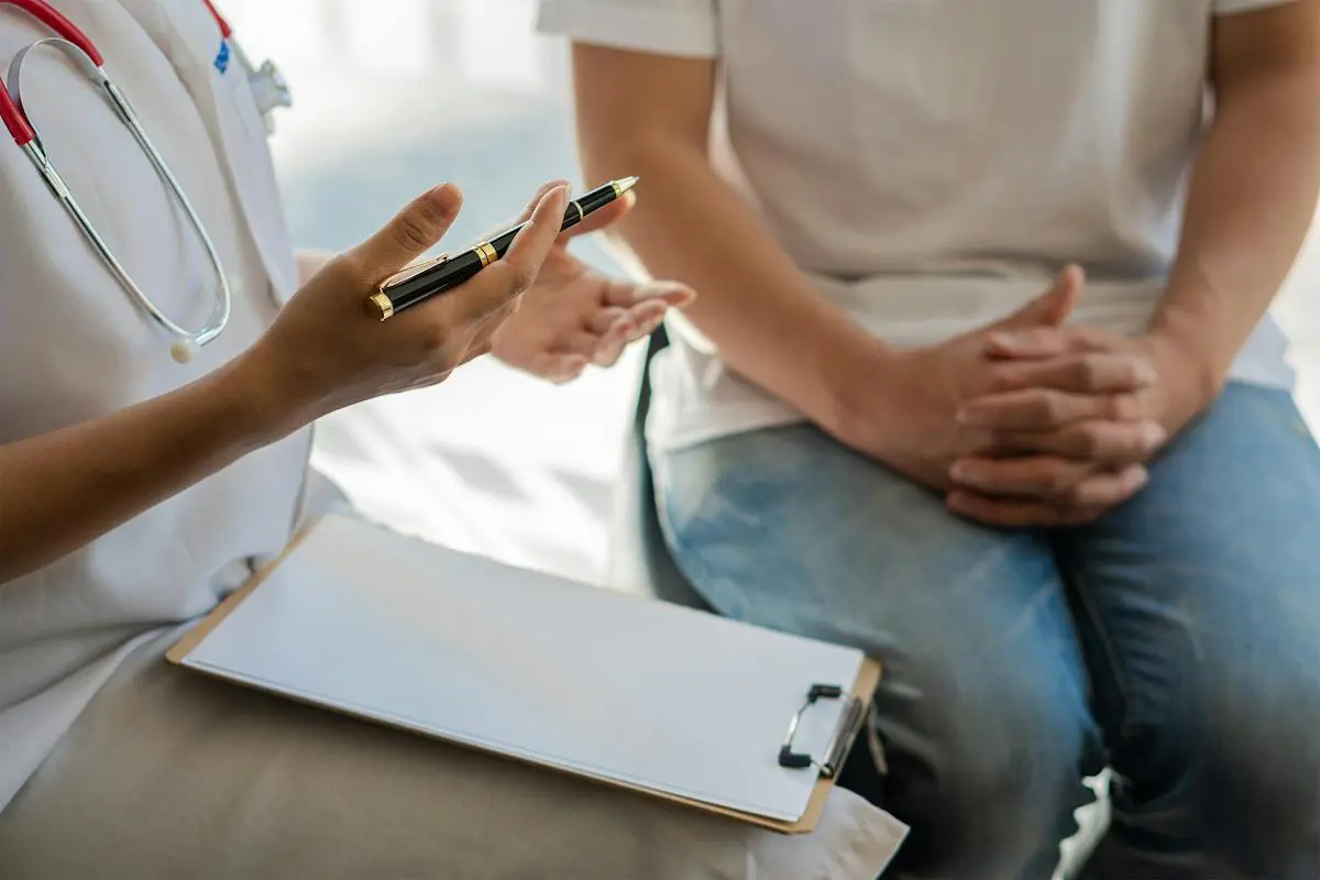 پزشک در حال بررسی نتایج آزمایش‌های خون و ادرار در آزمایشگاه