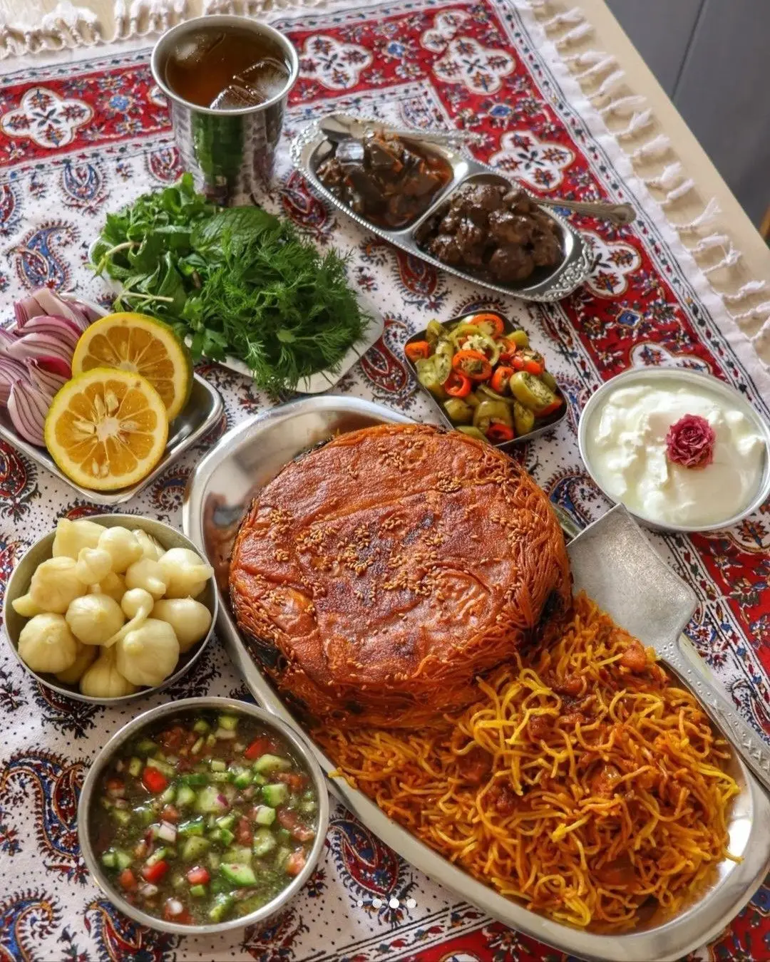 غورمه سبزی شیرازی با سبزیجات تازه و ادویه‌جات محلی