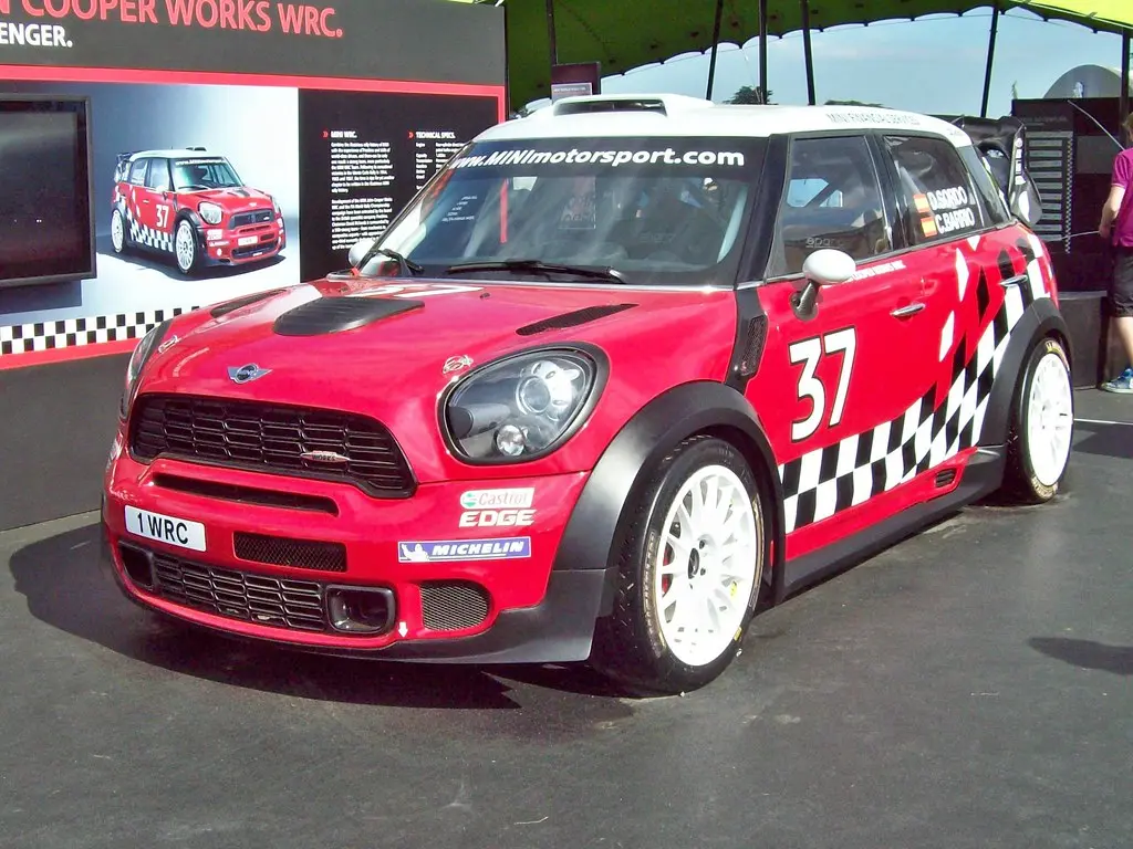 مینی کوپر ورکس WRC در حال مسابقه در یک مسیر خاکی