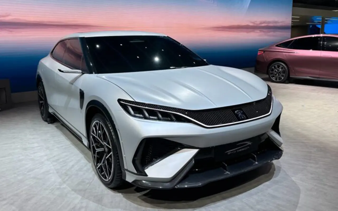 BYD Atto 3 با طراحی مدرن و پنجرههای بزرگ