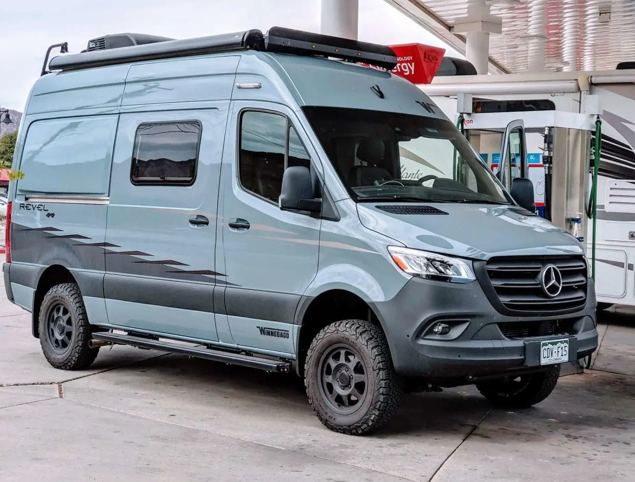 طراحی بیرونی کمپر Winnebago Revel با پنجرههای بزرگ و ساختار محکم