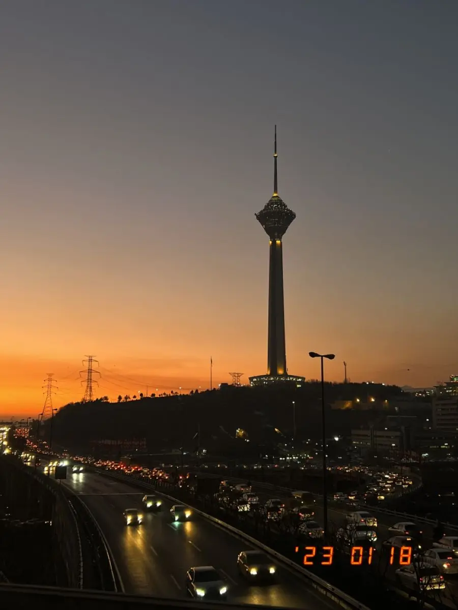 متروی تهران با ایستگاههای مدرن و مسافران