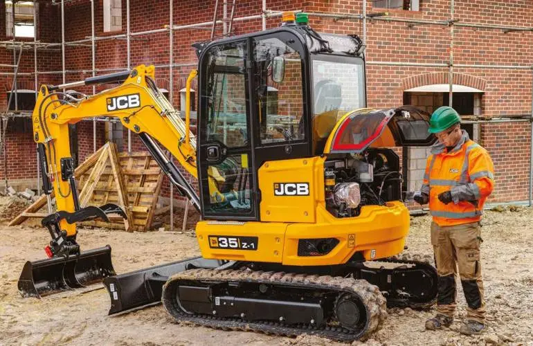 ماشین‌آلات قدیمی JCB در کارگاه‌های تعمیراتی