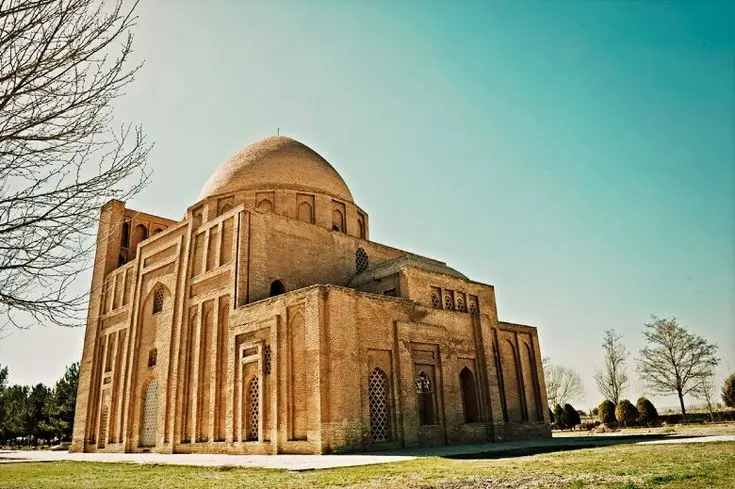باغ تاریخی گلستان در روستای گناباد با معماری سنتی و درختان زیبا