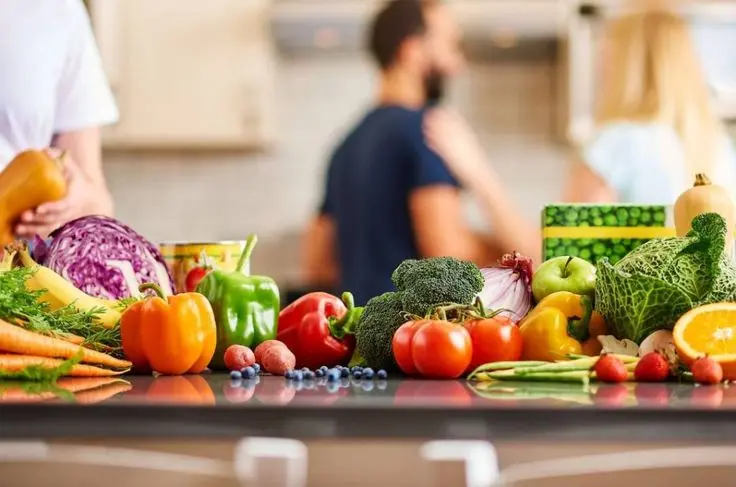 یک فرد در حال نوشیدن آب و خوردن میوه در محیطی آرام و طبیعی