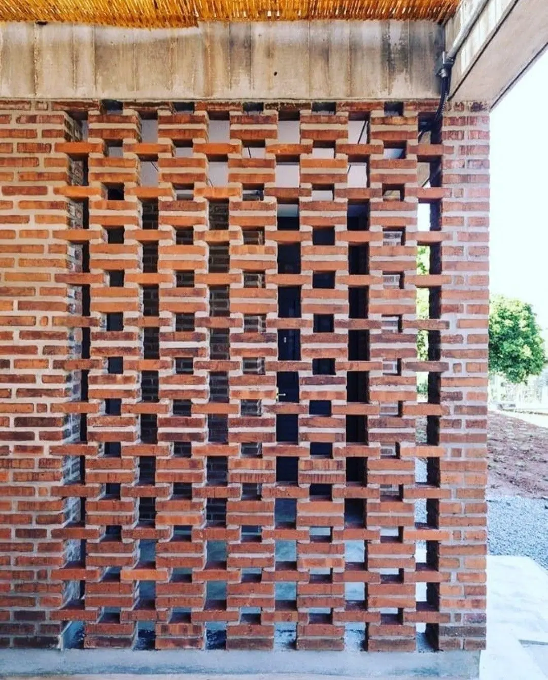نمونهای از دیوارچینی با آجر سوراخدار در یک خانه سنتی
