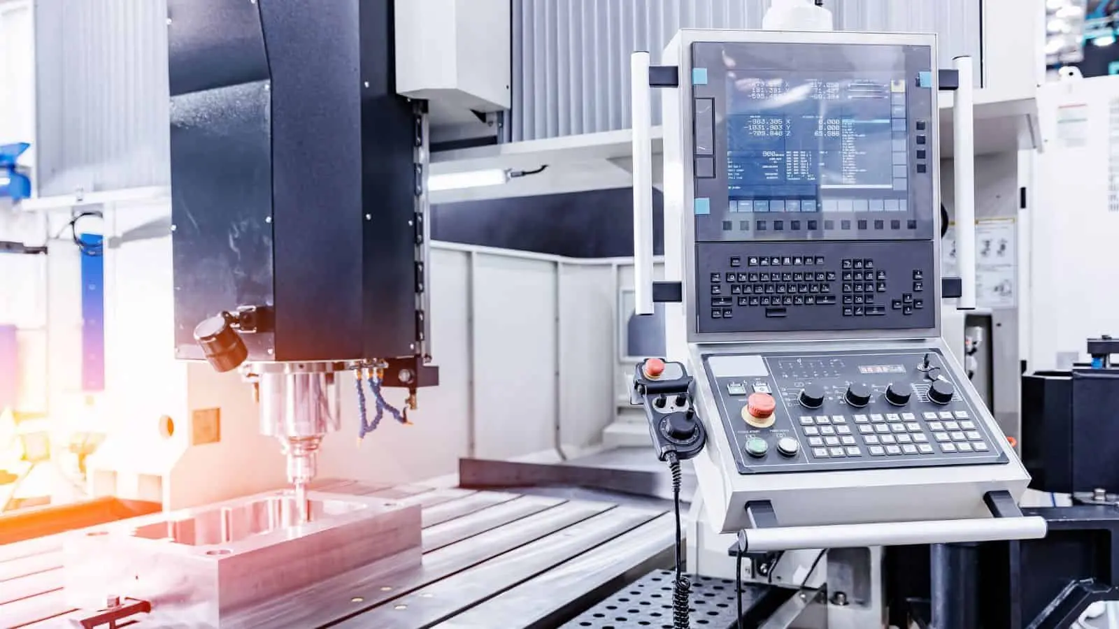 دستگاه CNC مدرن با سیستم کنترل پیشرفته و ابزارهای برش