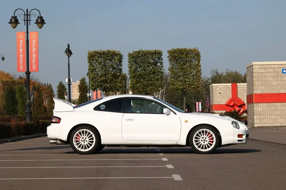 Celica GT-Four ST205 در مسیر مسابقه با طراحی هوای دینامیکی و اسپویلرهای بزرگ