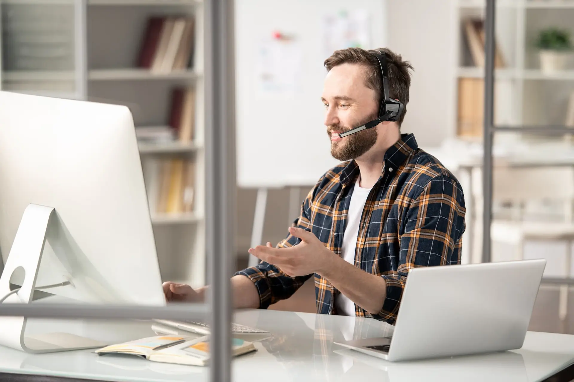 یک تیم دورکار که با ابزارهای دیجیتال در حال همکاری هستند
