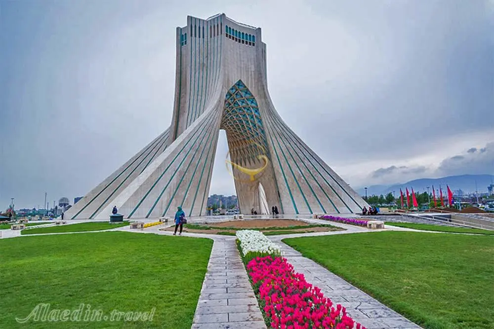 منظره تهران از بالای برج آزادی با آسمان صاف و نور روز