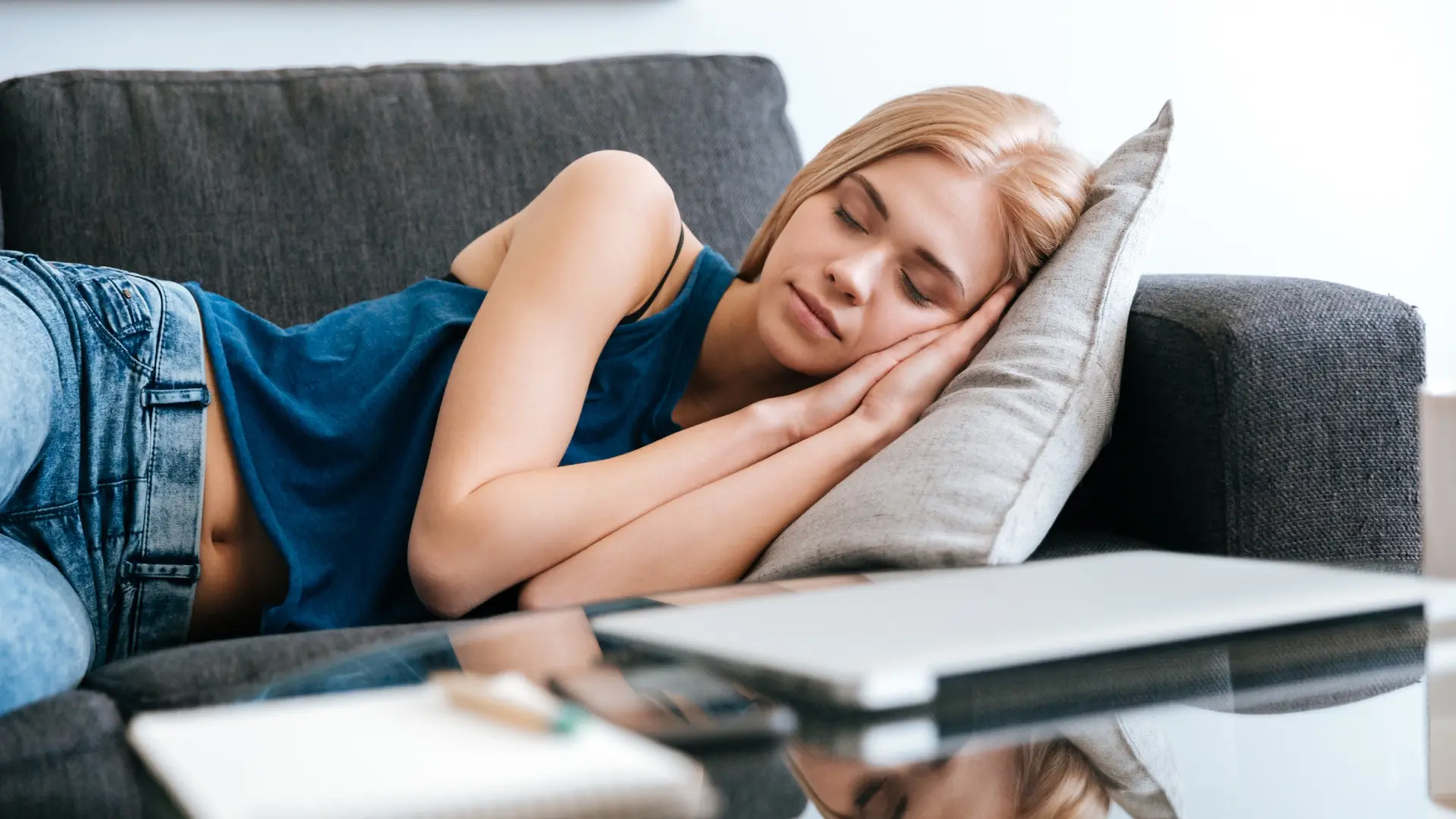 یک فرد در حال چرت‌زدن در یک اتاق آرام با نور ملایم و استفاده از بالش