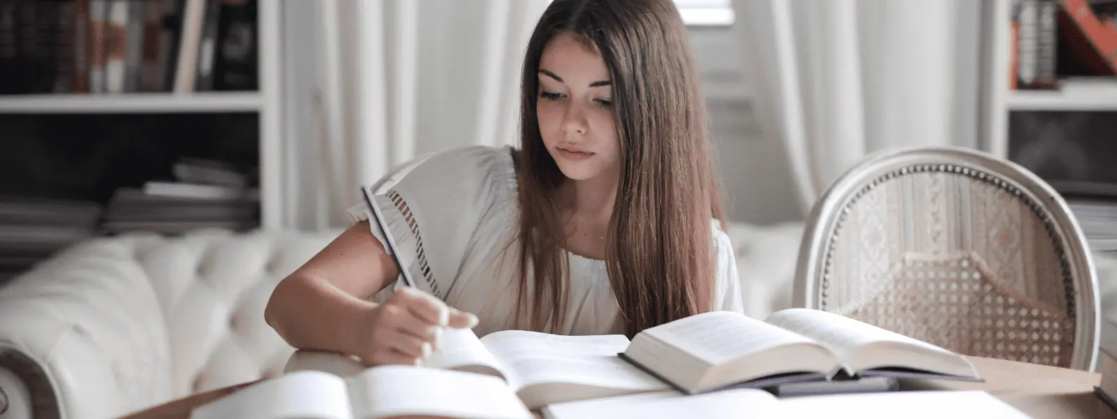 محققان در حال انجام آزمایش علمی در آزمایشگاه
