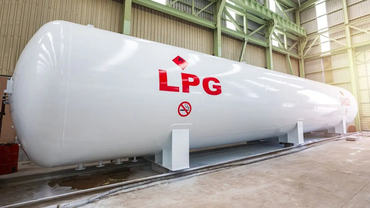 پمپ بنزین با نشان LPG و مخازن گاز مایع پترولی در یک ایستگاه سوخت