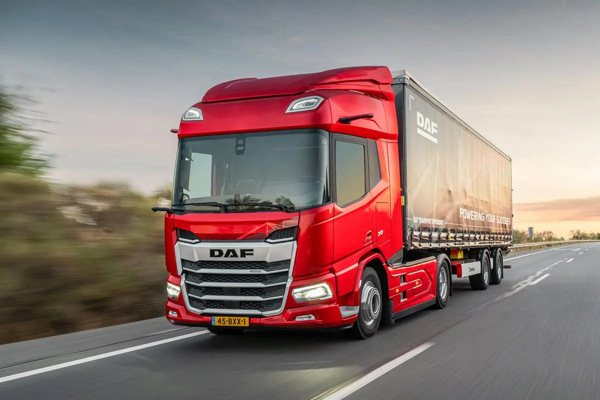 کامیونهای جدید DAF در یک پارکینگ حملونقل با طراحی مدرن و سیستمهای پیشرفته