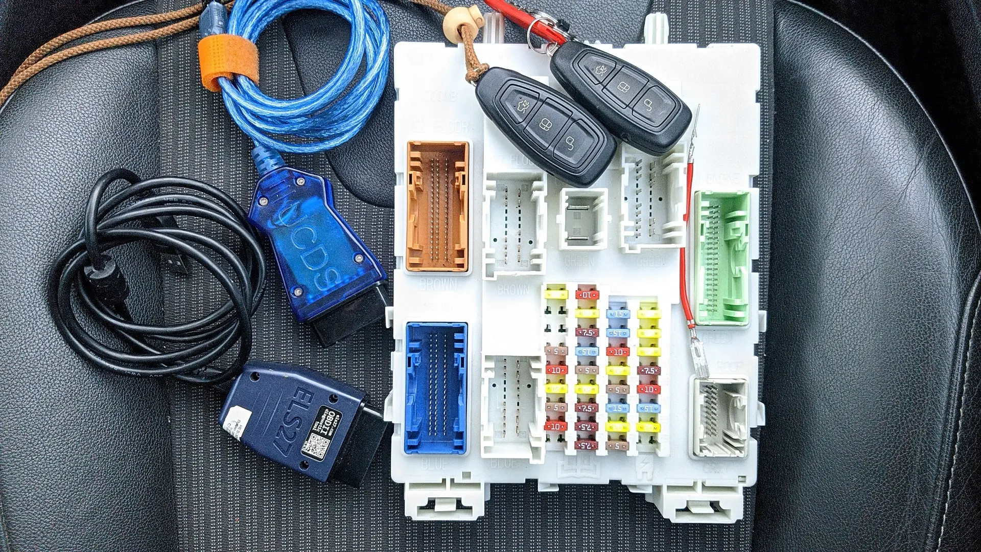 نمایی از داخل کابین خودرو مدرن با نمایشگرهای دیجیتال و دکمههای کنترل پیشرفته