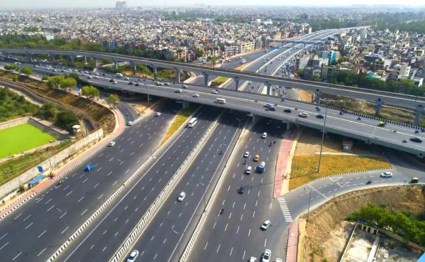 جاده‌های مدرن با زیرساخت‌های پیشرفته و سیستم‌های ارتباطی