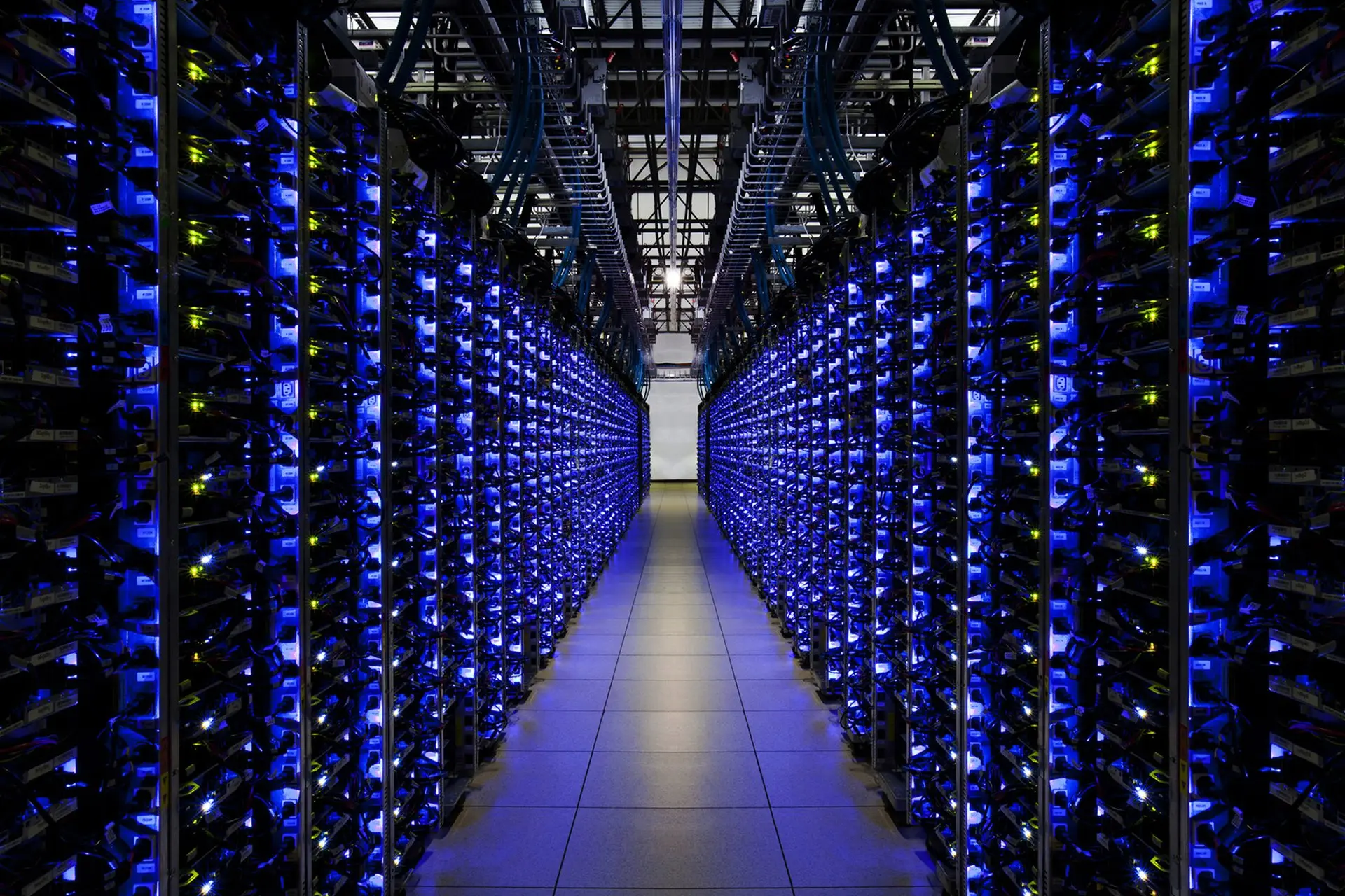 نمایی از پنل مدیریت یک سرور مجازی با تنظیمات مختلفی مانند منابع CPU، RAM، ذخیره‌سازی و شبکه