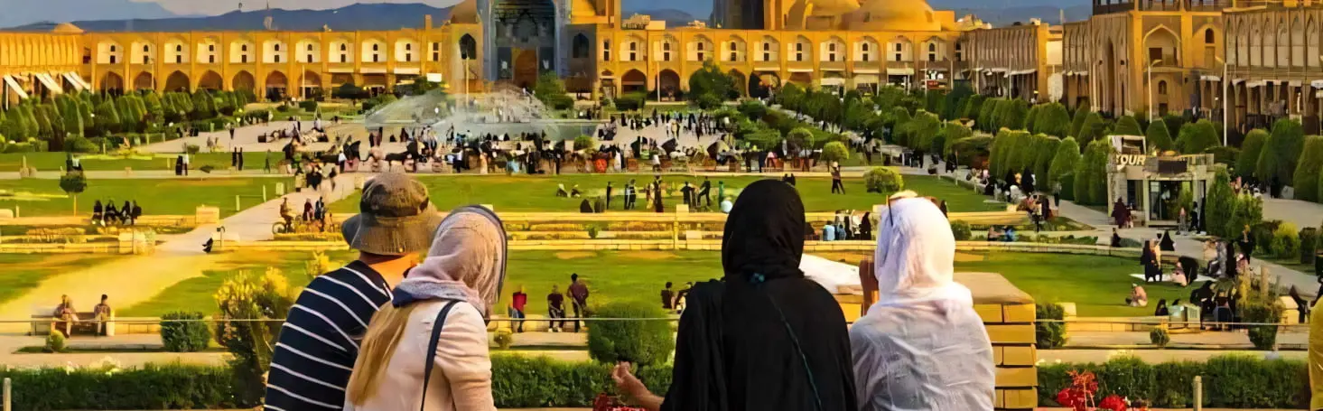 گردشگران خارجی در یکی از شهرهای تاریخی ایران