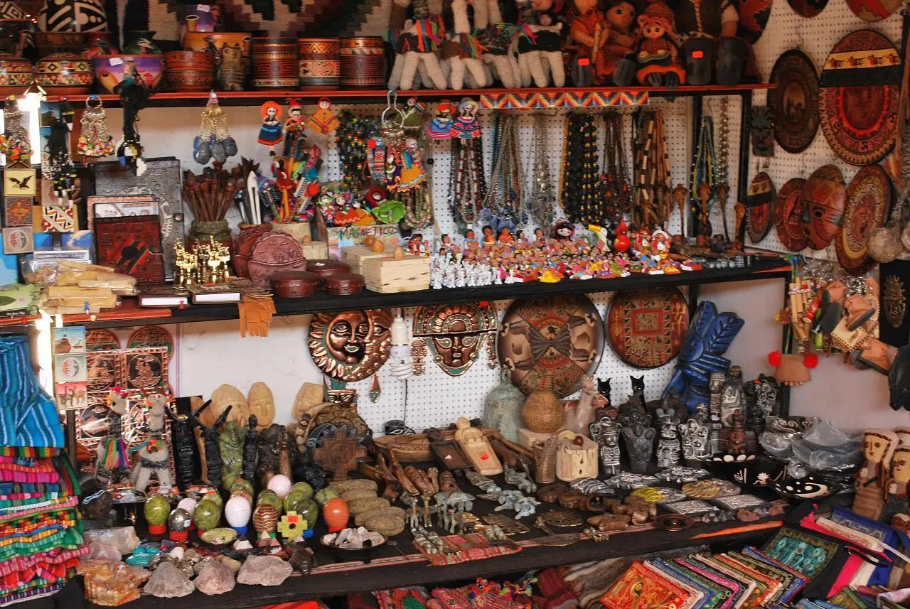 بازارچه سوغات کیش با محصولات غذایی محلی و صنایع دستی