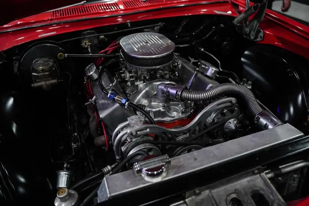 ساختار داخلی موتور V8 با نمایش دو ردیف سیلندر و میل‌لنگ