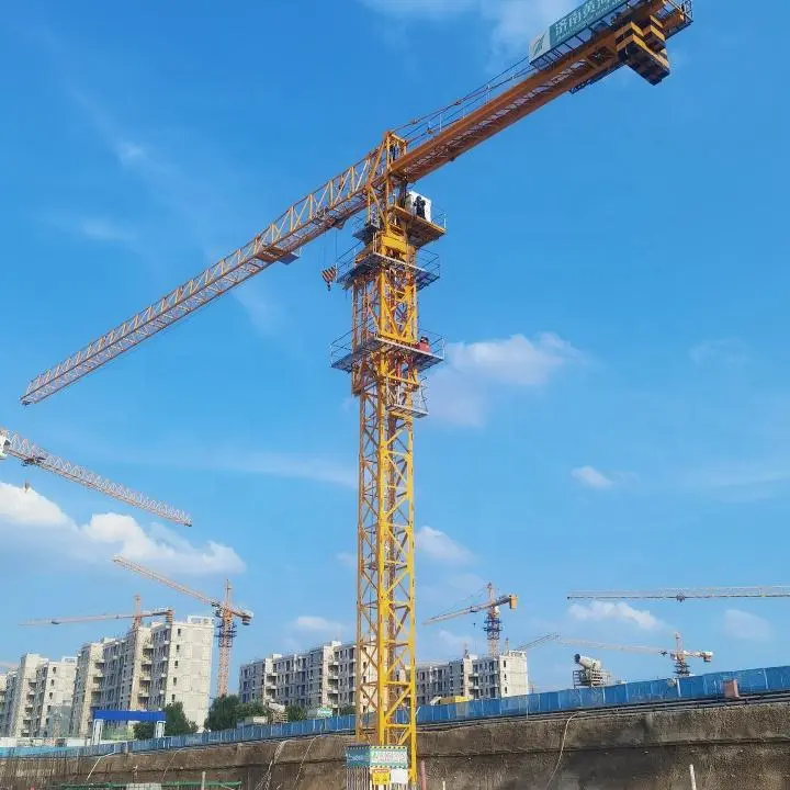 کارگران در حال استفاده از تاور کرین برای نصب مصالح در یک ساختمان بلند