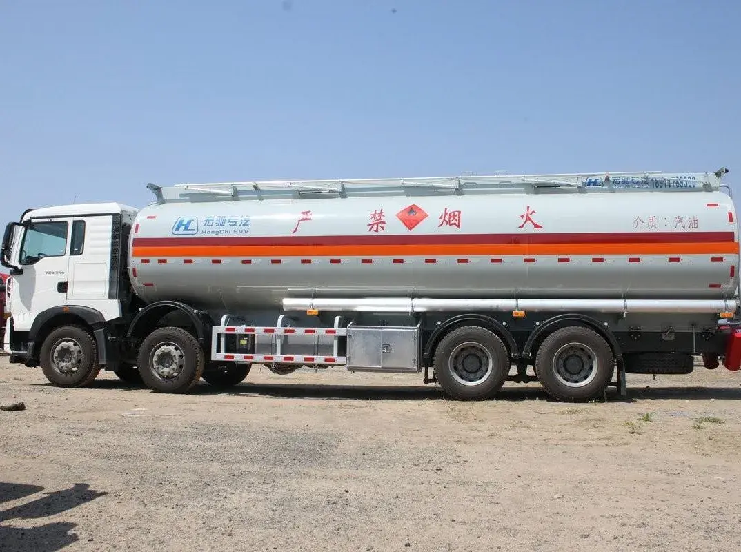 یک نمونه از تانکرهای مدرن حمل سوخت با سیستمهای ایمنی پیشرفته و طراحی هوشمند برای انتقال سوخت در شرایط مختلف