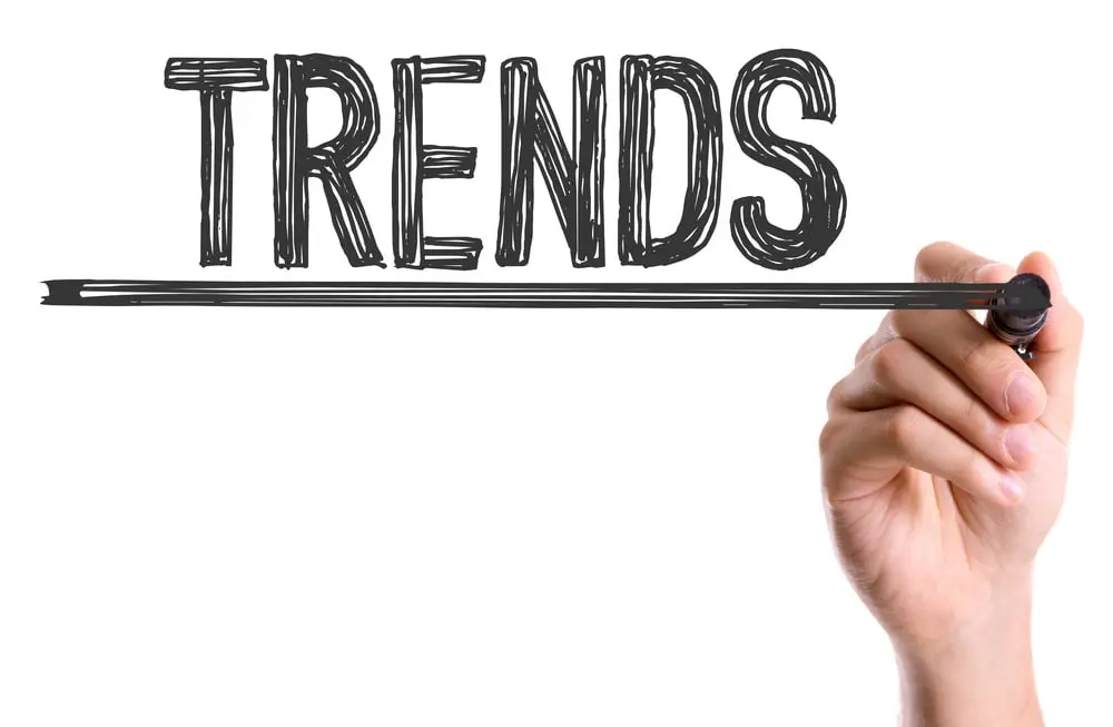 دست انسان با مارکر که کلمه ترند را مینویسد