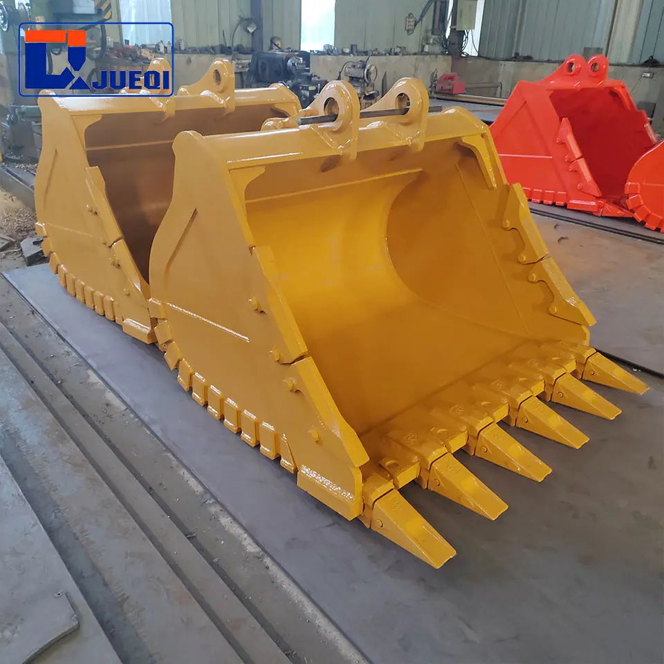 باکت بیل با طراحی ویژه برای بارگیری مواد ساینده در یک کارخانه صنعتی