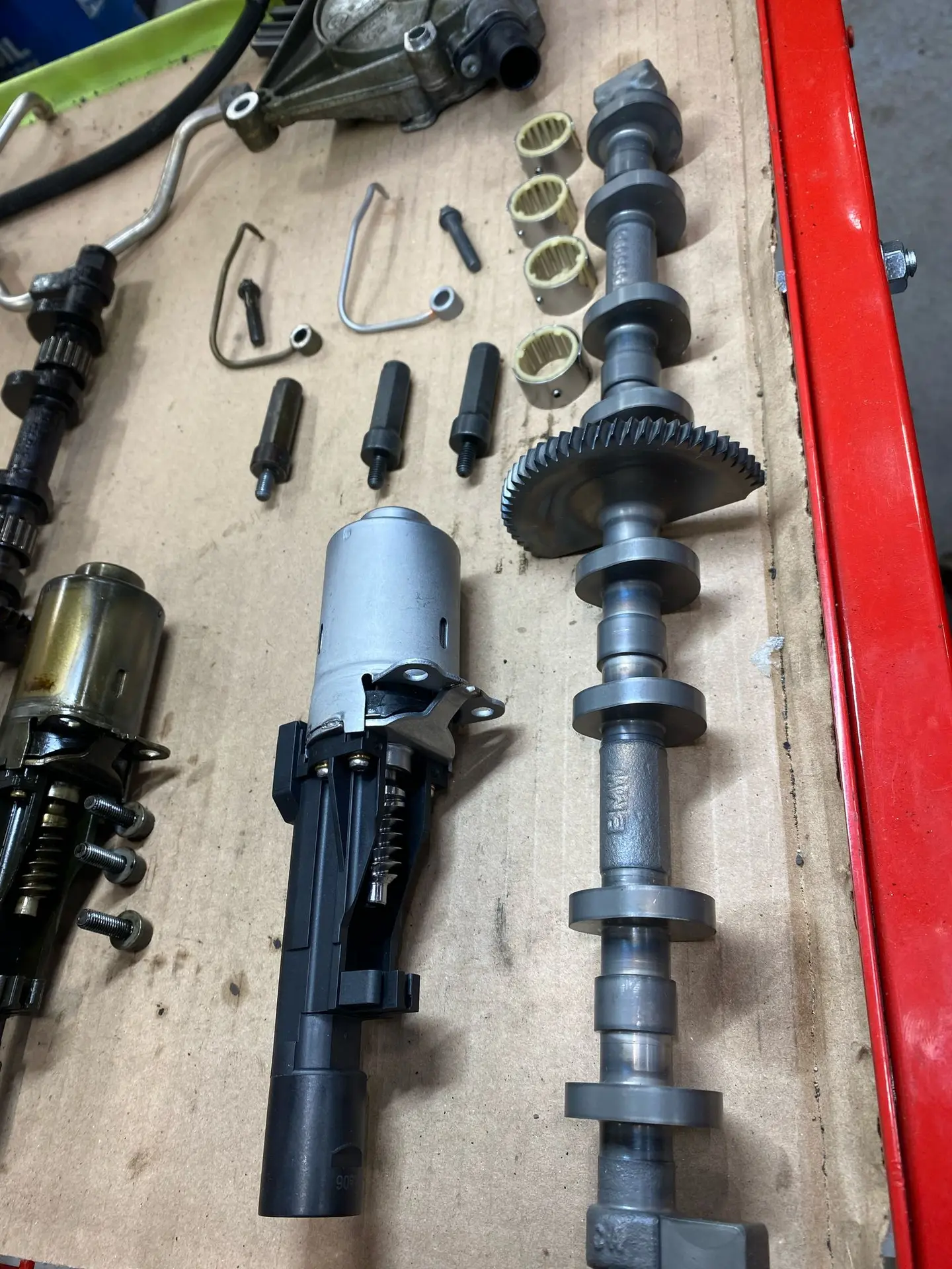 نمای نزدیک سوپاپهای کنترل شده توسط سیستم Valvetronic در موتور