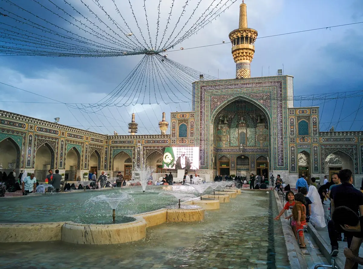 گنبد طلایی آرامگاه امام رضا با نور طلایی عصر