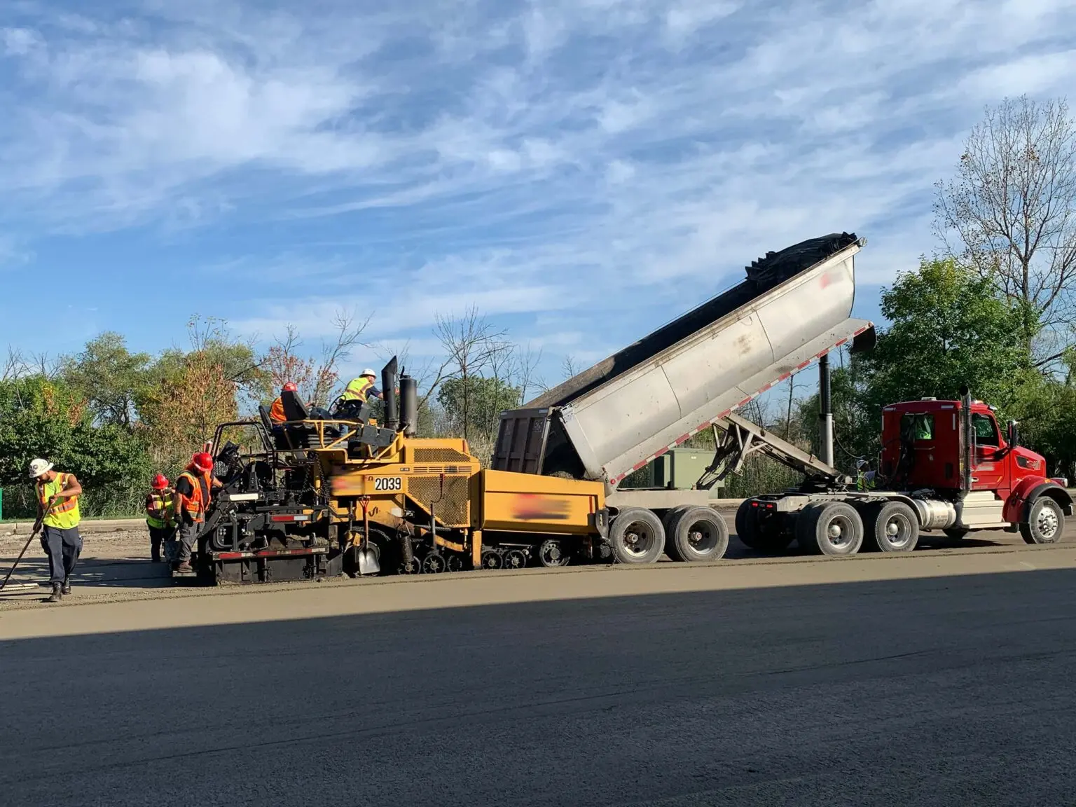 لایههای بتن غلتکی در یک پروژه راهسازی با تراکم کامل