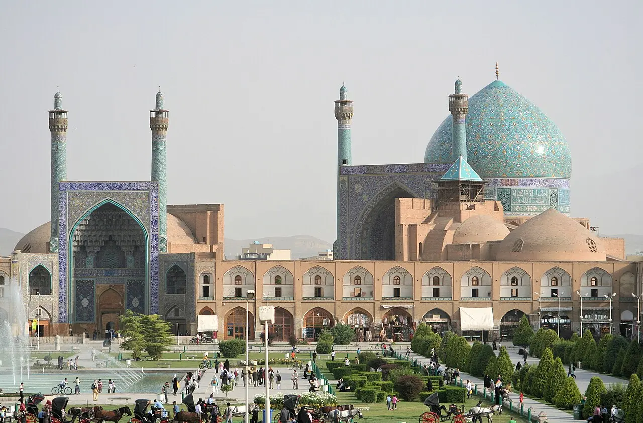 مسجد شاه اصفهان با گنبد بزرگ و کاشی‌کاری‌های رنگارنگ در نور روز