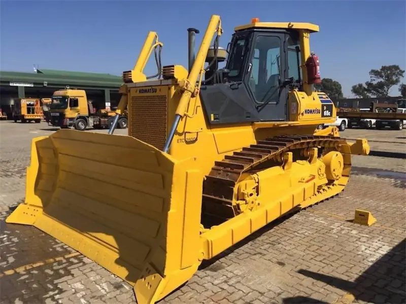 قطعات یدکی و ابزارهای نگهداری بولدوزر کوماتسو در یک انبار