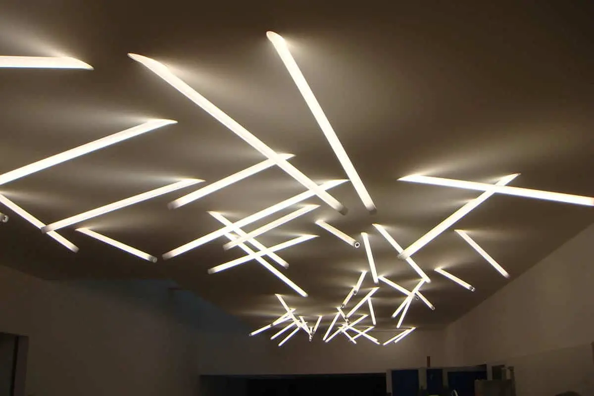 نورپردازی باغ با چراغ‌های LED و فناوری‌های هوشمند