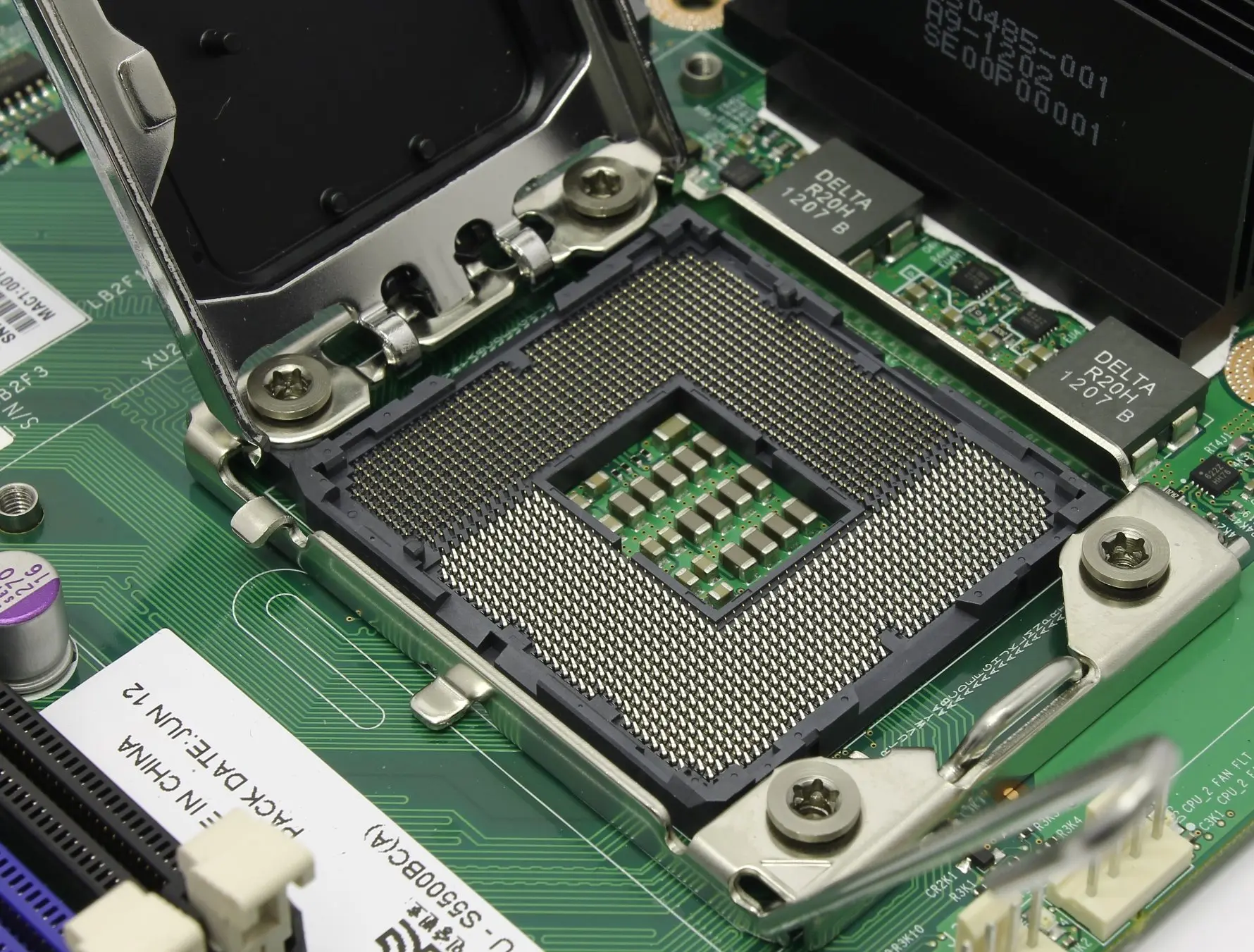 سوکت LGA 1366 اینتل که برای پردازندههای سری X استفاده میشد