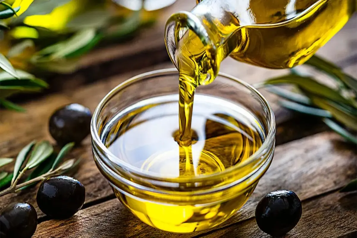 میدان نفتی با پمپ‌های استخراج نفت در یک روز ابری