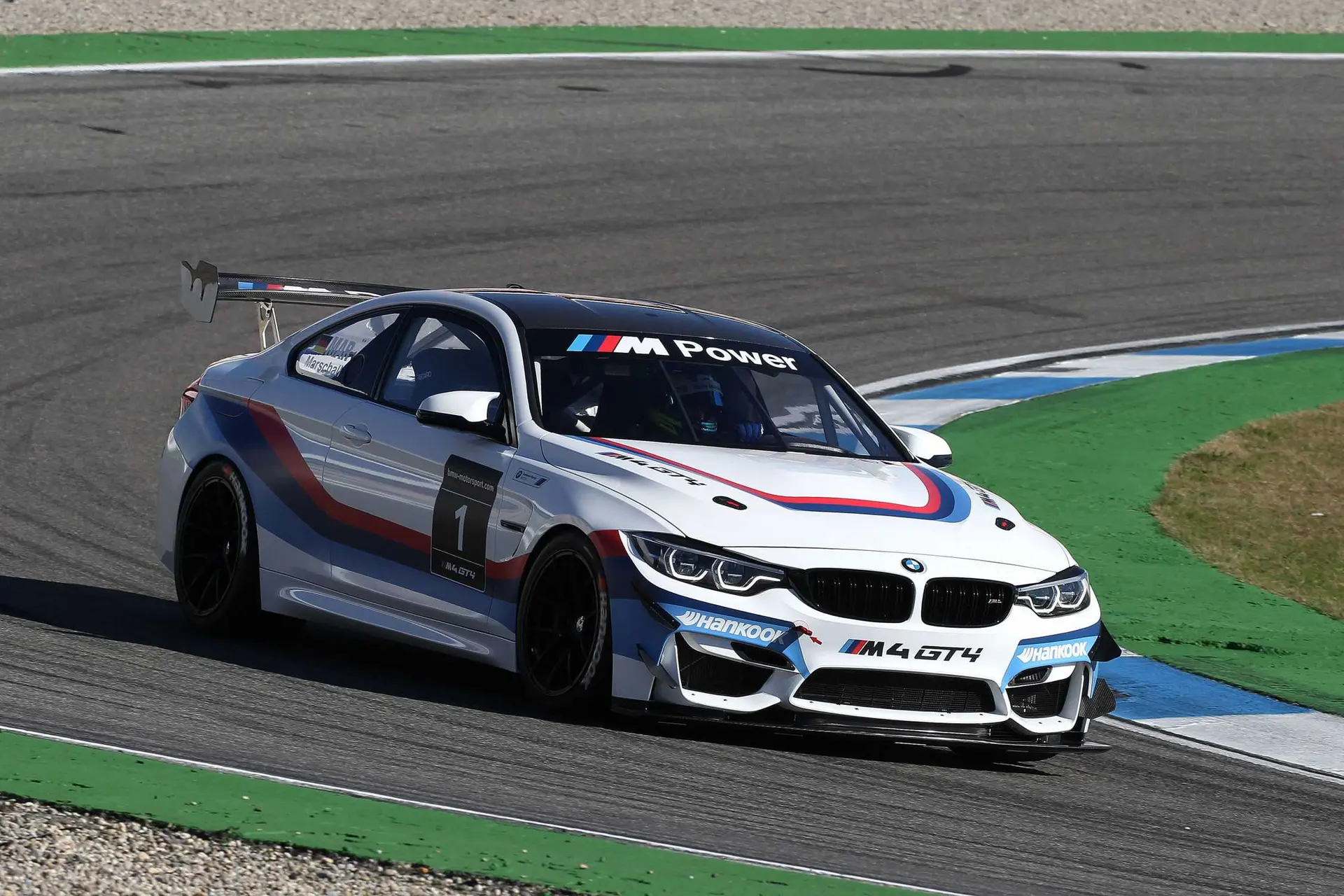 BMW M4 GT4 در پیست مسابقه با طراحی هوشمندانه