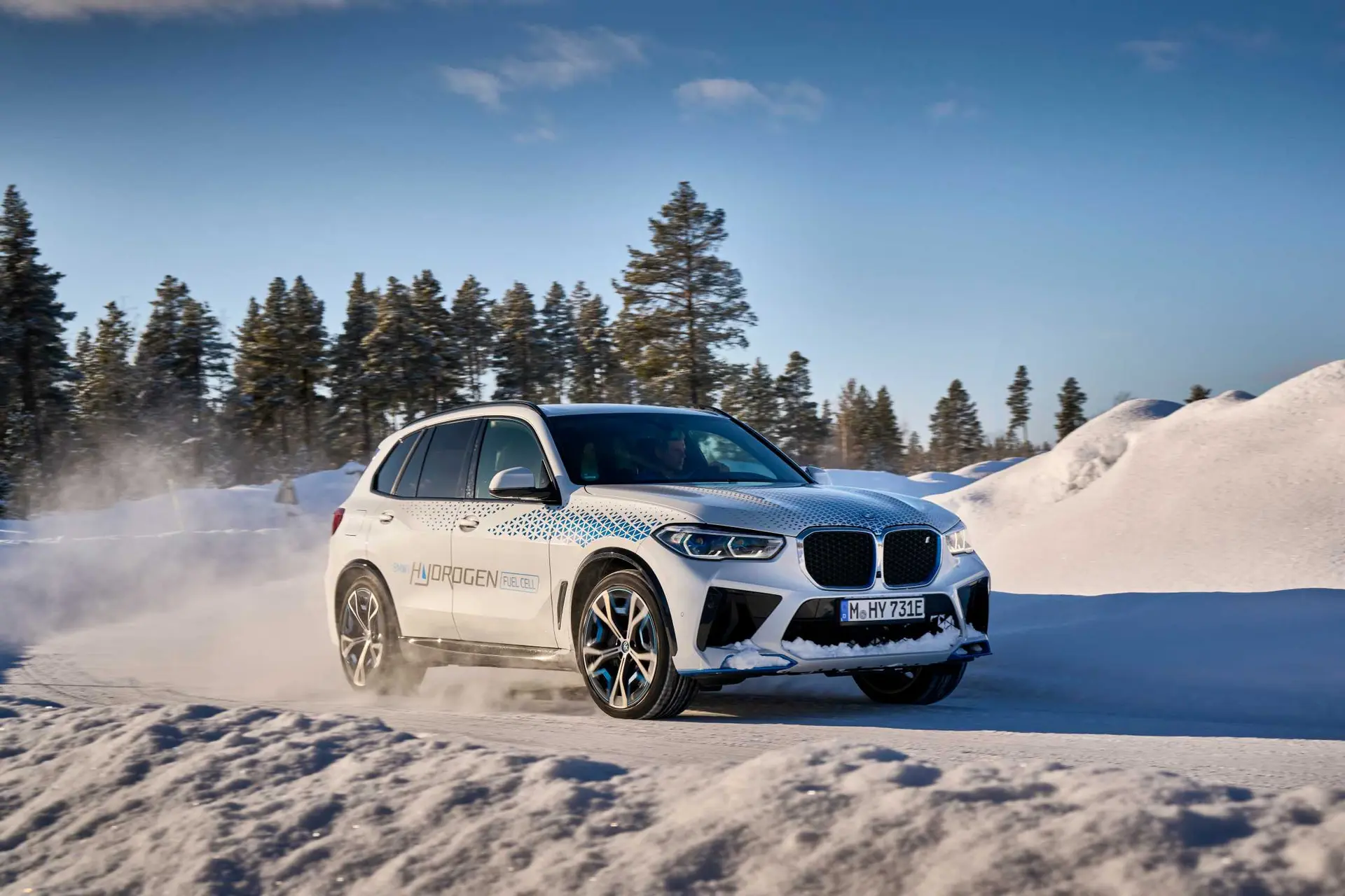یک نمونه از خودروهای آزمایشی هیدروژنی BMW در شرایط زمستانی